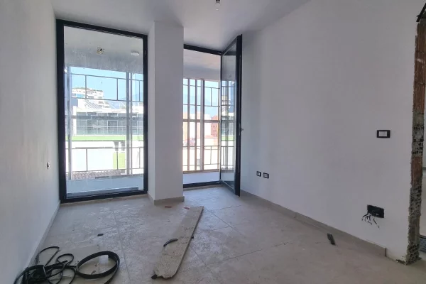 Shtepi ne shitje Apartament ne Tirane, 1+1, Mobilimi Bosh, pa mobiluar, Pagesa 240,000  Euro.