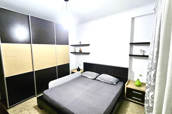 Shtepi me qera Apartament ne Tirane, 2+1, Mobilimi E mobiluar, Pagesa 650  Euro.