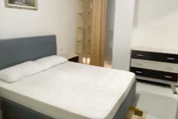 Shtepi me qera Apartament ne Tirane, 2+1, Mobilimi E mobiluar, Pagesa 55,000  Leke.