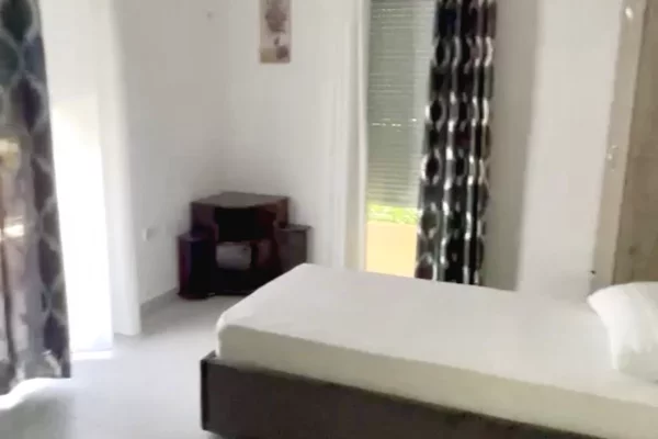 Shtepi me qera Apartament ne Tirane, 2+1, Mobilimi E mobiluar, Pagesa 55,000  Leke.