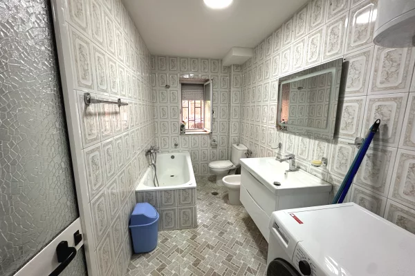 Shtepi me qera Apartament ne Tirane, Garsoniere, Mobilimi E mobiluar, Pagesa 50,000  Leke.