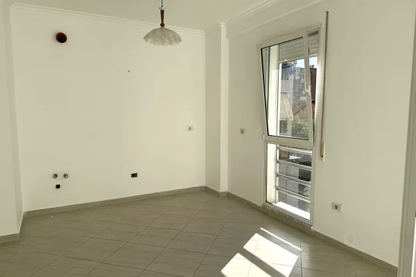 Shtepi ne shitje Apartament ne Tirane, 2+1, Mobilimi Bosh, pa mobiluar, Pagesa 252,000  Euro.