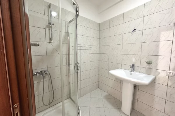 Shtepi ne shitje Apartament ne Tirane, 2+1, Mobilimi Bosh, pa mobiluar, Pagesa 252,000  Euro.