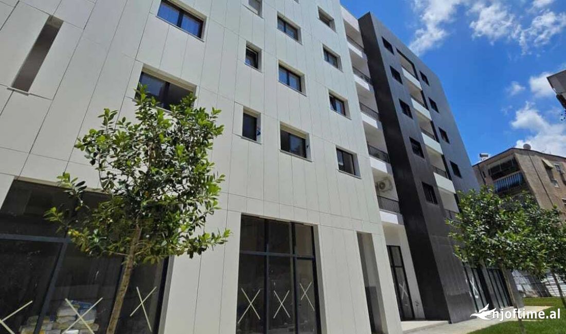 Ekskluzive!! Shitet ambient komercial tek rruga e Durresit! 