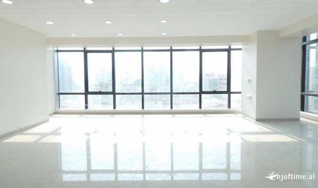 Shitet ambient komercial dhe biznes ne Astir, buze rruges kryesore! 