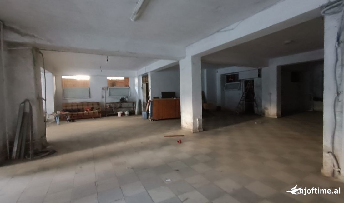 Ekskluzive! Jepet me qera ambjent komercial prane ish Restorant Durresit! 