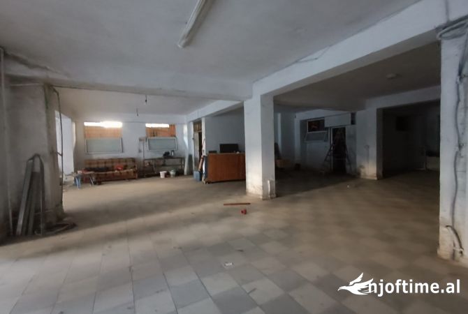 Ekskluzive! Jepet me qera ambjent komercial prane ish Restorant Durresit! 