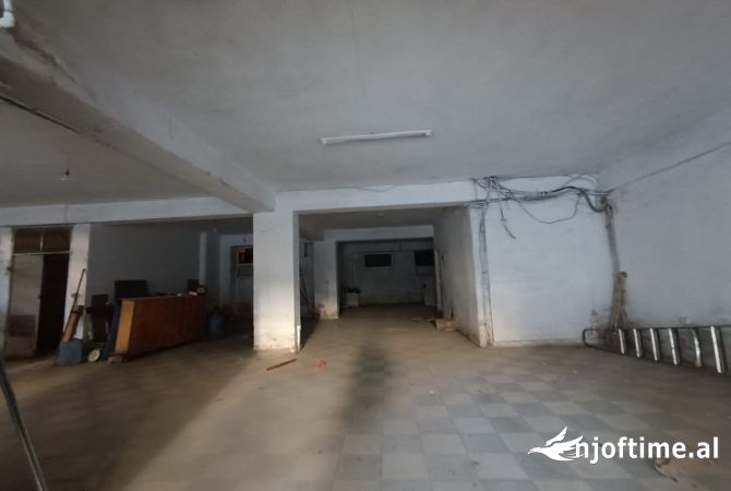 Ekskluzive! Jepet me qera ambjent komercial prane ish Restorant Durresit! 