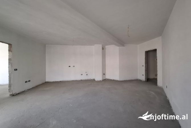 Appartamento in vendita a Durazzo 2+1, Vuoto