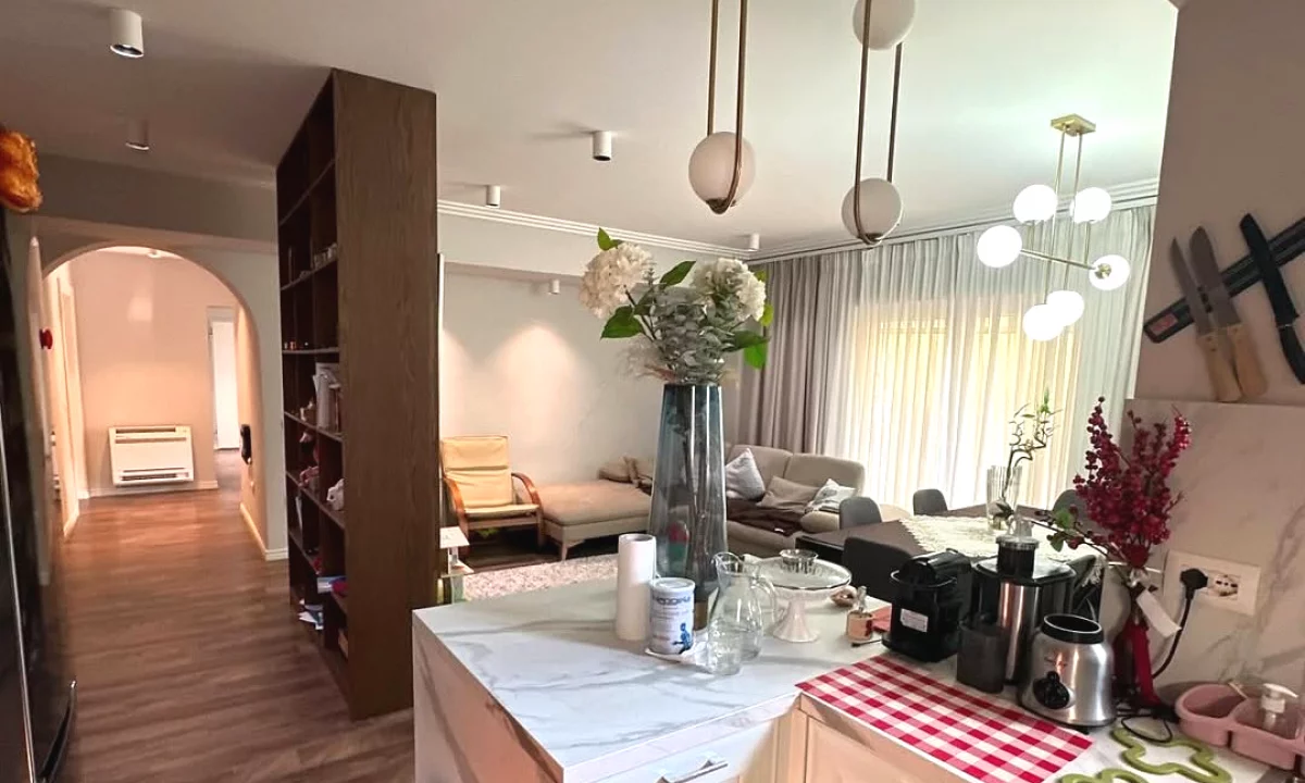 Shtepi ne shitje Apartament ne Tirane, 3+1, Mobilimi E mobiluar, Pagesa 240,000  Euro.