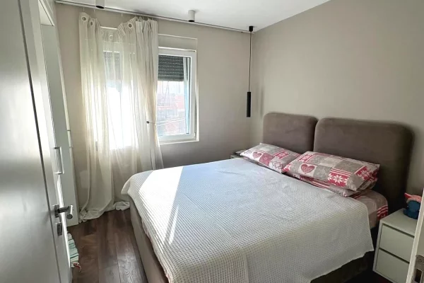 Shtepi ne shitje Apartament ne Tirane, 3+1, Mobilimi E mobiluar, Pagesa 240,000  Euro.