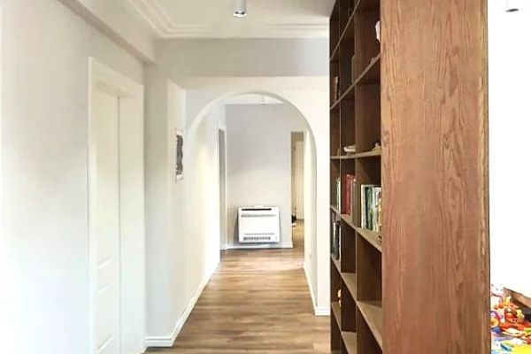 Shtepi ne shitje Apartament ne Tirane, 3+1, Mobilimi E mobiluar, Pagesa 240,000  Euro.