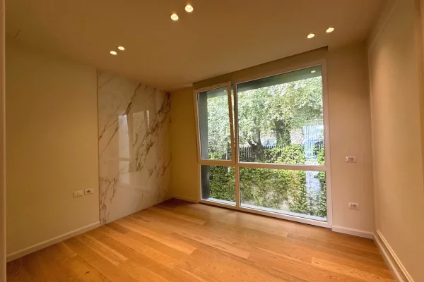 Shtepi ne shitje Apartament ne Tirane, 3+1, Mobilimi Bosh, pa mobiluar, Pagesa 365,000  Euro.