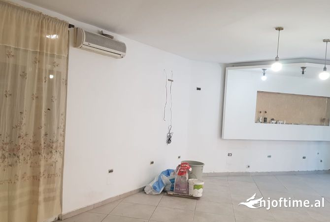 Jepet dyqan me qera  Adresa : Afer zoguz te zi 20 m nga rruga kryesore  Kati 0  Cmimi 600 euro