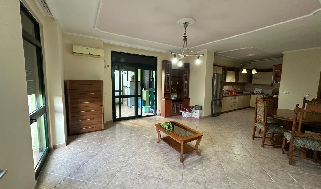 Jepet me qira ambient per zyra – 3+1+2 – Ish-Ekspozita  1.100.000 leke/ muaj