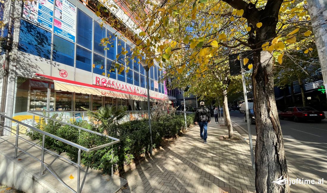 SHITET NJESI KOMERCIALE +POST PARKIMI NE XHAMLLIK BUZE RRUGE !