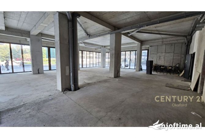 Ambiente Commerciale in Affitto 1+1 a Tirana - 7,200 Euro