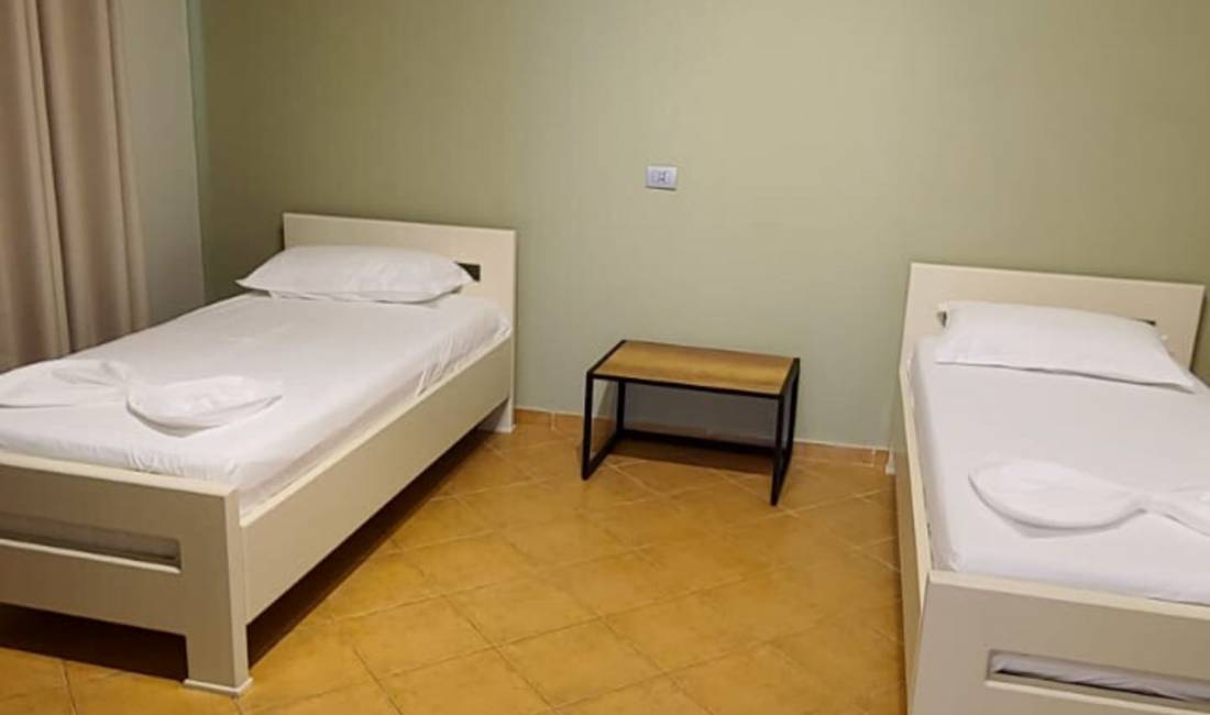 Jepet me qera Hotel 3-katesh ne bregdetin e detit Orikum-Vlore.