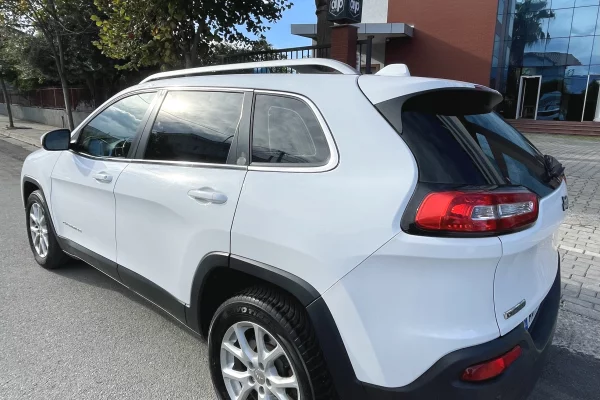 Auto in Vendita a Tirana, Jeep, 2015 Diesel,Kambio Manual Pagamento 7,500  Euro.