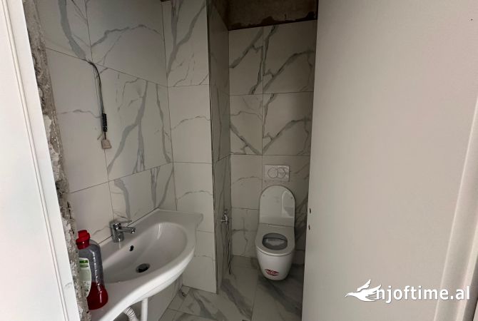 Ambiente Commerciale in Affitto 3+1 a Tirana - 1,000 Euro