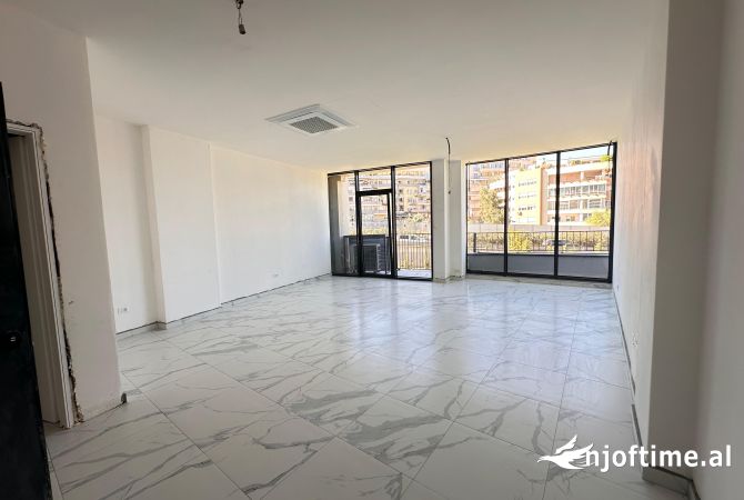 Ambiente Commerciale in Affitto 3+1 a Tirana - 1,000 Euro