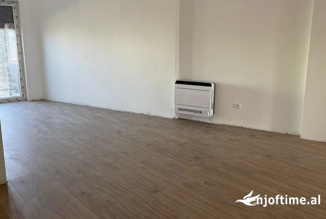 Ambiente Commerciale in Affitto 3+1 a Tirana - 500 Euro