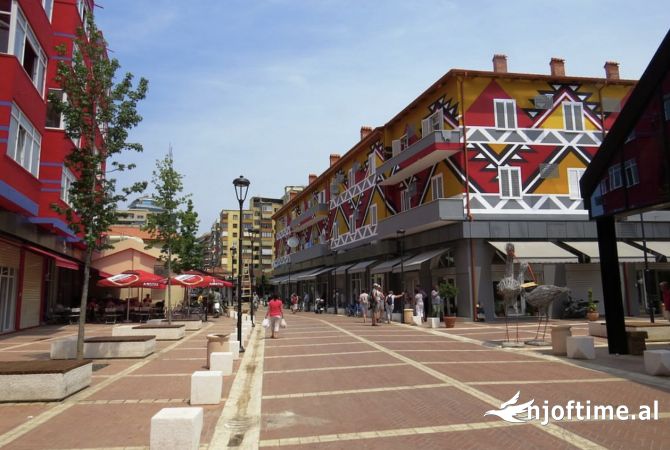 Ambiente Commerciale in Affitto 3+1 a Tirana - 500 Euro