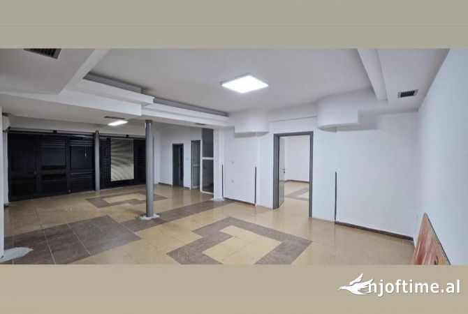 Ambiente Commerciale in Affitto 3+1 a Tirana - 600 Euro