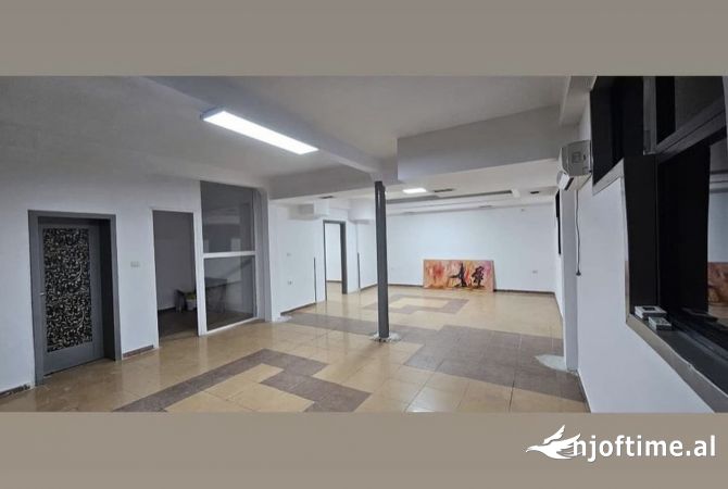 Ambiente Commerciale in Affitto 3+1 a Tirana - 600 Euro