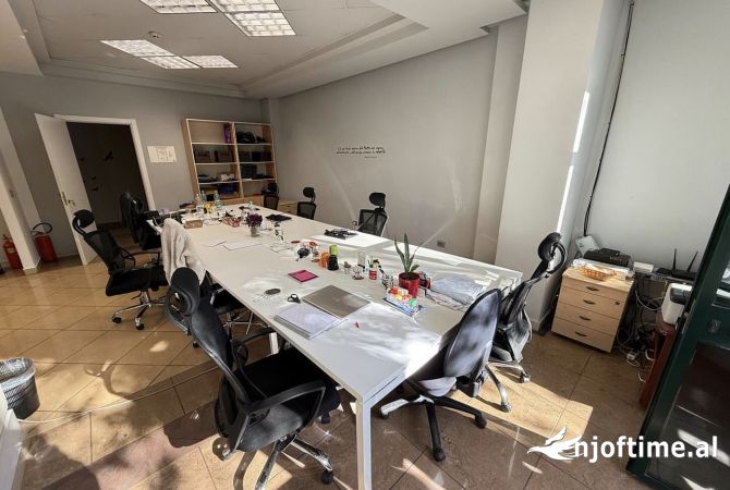 Ambiente Commerciale in Affitto 3+1 a Tirana - 1,500 Euro