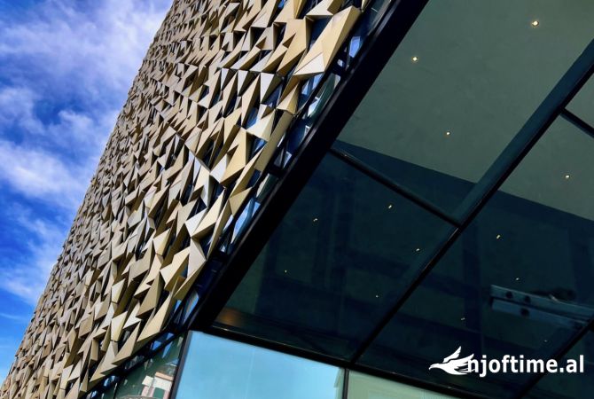 Ambiente Commerciale in Affitto 3+1 a Tirana - 2,000 Euro