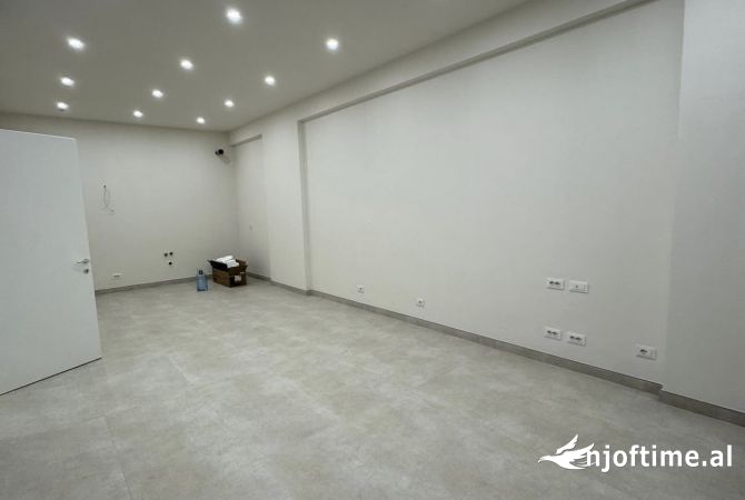 Ambiente Commerciale in Affitto 3+1 a Tirana - 80,000 Leke