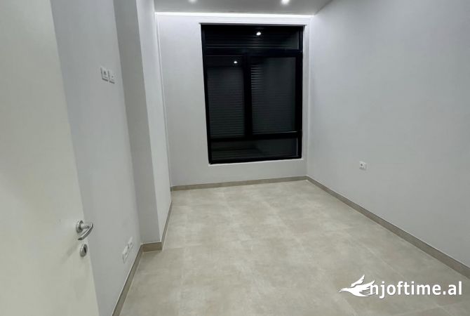 Ambiente Commerciale in Affitto 3+1 a Tirana - 80,000 Leke