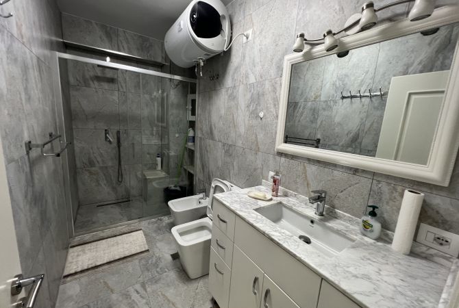 Shtepi me qera Apartament ne Tirane, 2+1, Mobilimi E mobiluar, Pagesa 1,000  Euro.