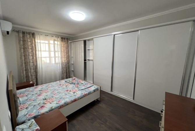 Shtepi me qera Apartament ne Tirane, 2+1, Mobilimi E mobiluar, Pagesa 1,000  Euro.
