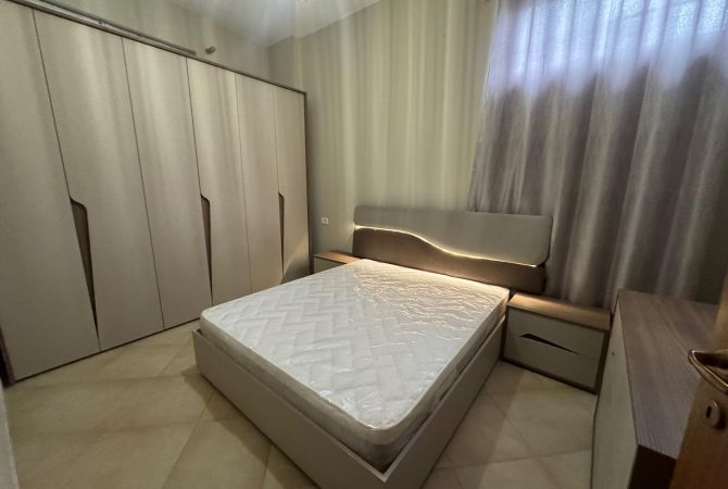 Shtepi me qera Apartament ne Tirane, 2+1, Mobilimi E mobiluar, Pagesa 300  Euro.