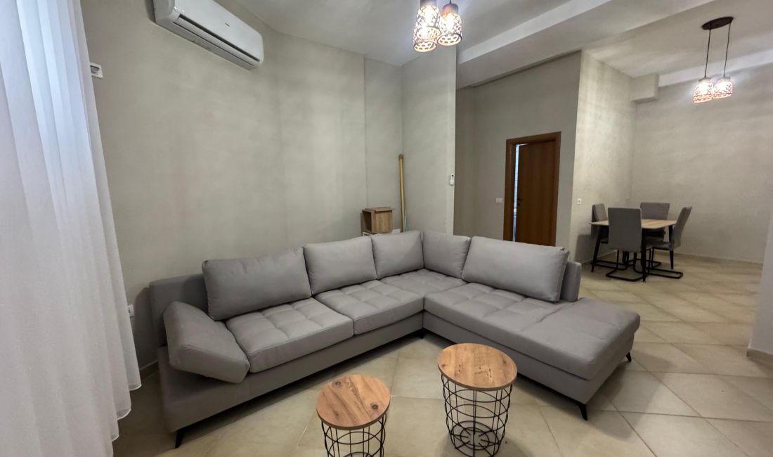 Shtepi me qera Apartament ne Tirane, 2+1, Mobilimi E mobiluar, Pagesa 300  Euro.