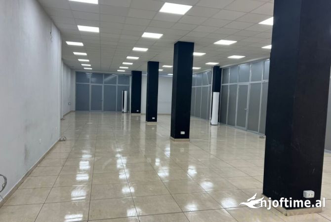 Ambiente Commerciale in Affitto 1+1 a Tirana - 2,300 Euro