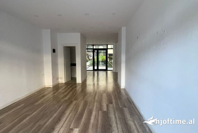 Ambiente Commerciale in Affitto 1+1 a Tirana - 1,700 Euro