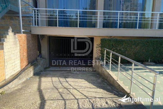 Ambiente Commerciale in Vendita 5+1 a Durazzo - 1,200,000 Euro