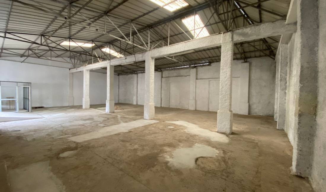 Jepet magazine 300m2 me qira te tregu ushqimor