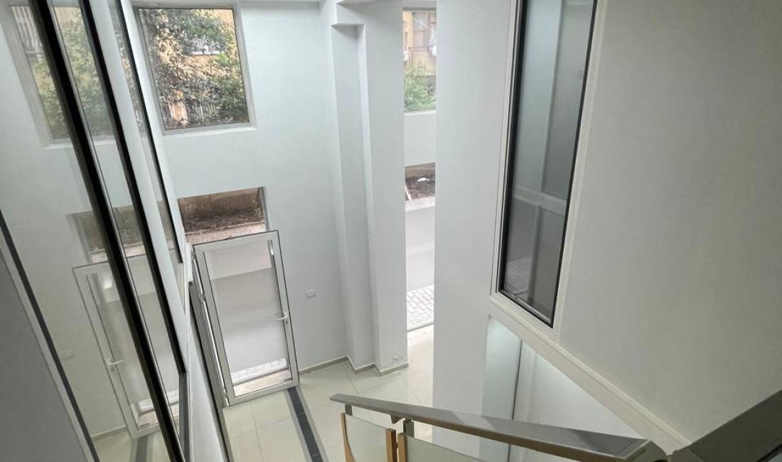 Jepet Ambient Duplex me qira tek Rruga e Kavajes/Prane Kishes Katolike.