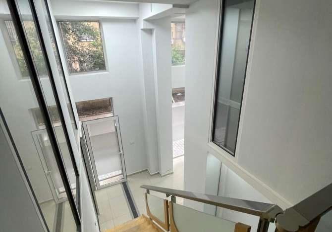 Jepet Ambient Duplex me qira tek Rruga e Kavajes/Prane Kishes Katolike.