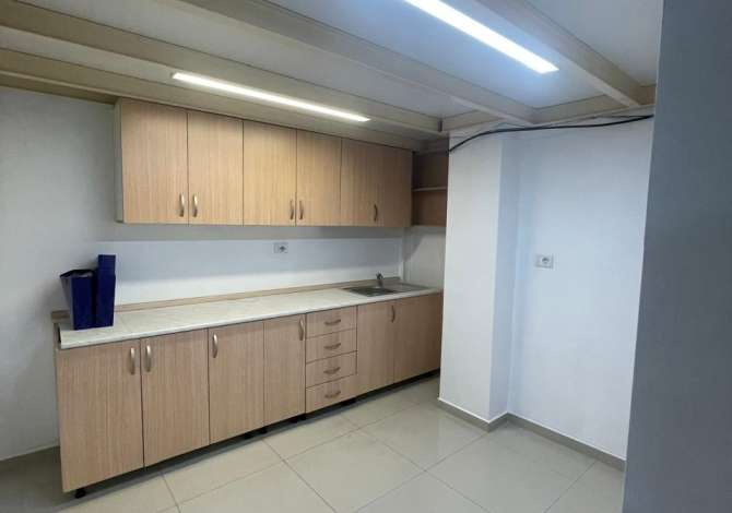 Jepet Ambient Duplex me qira tek Rruga e Kavajes/Prane Kishes Katolike.