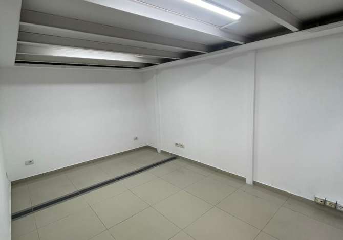 Jepet Ambient Duplex me qira tek Rruga e Kavajes/Prane Kishes Katolike.