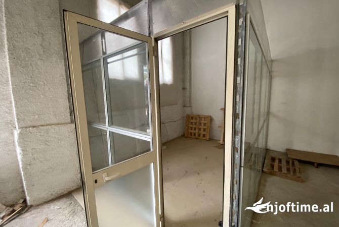 Ambiente Commerciale in Affitto 4+1 a Tirana - 1,350 Euro