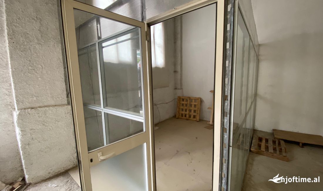 Magazine 300m2 me qira te qyteti nxenesve