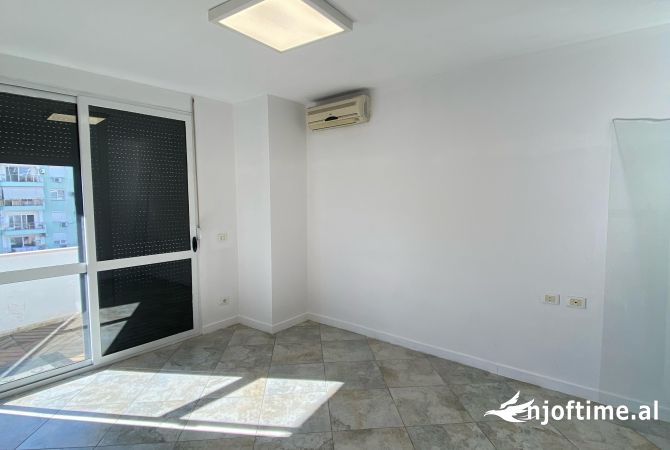 Ambiente Commerciale in Affitto 3+1 a Tirana - 900 Euro