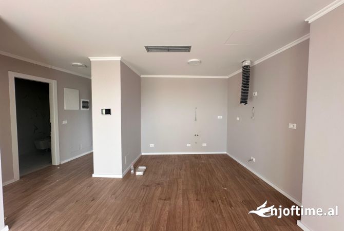 Ambiente Commerciale in Affitto 3+1 a Tirana - 800 Euro