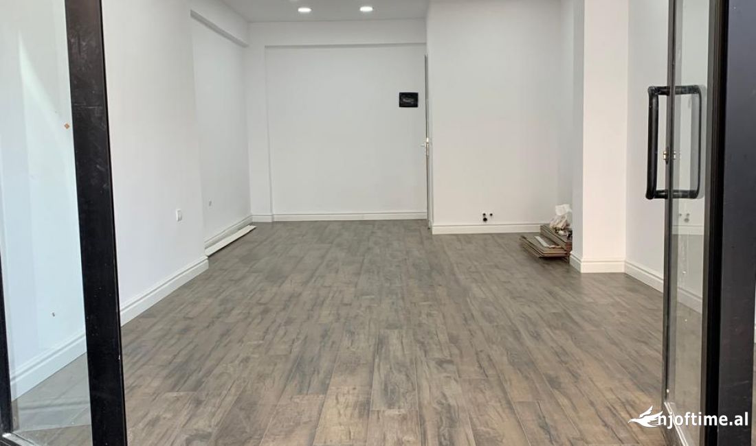 Shitet Dyqan 50.000Euro laprake